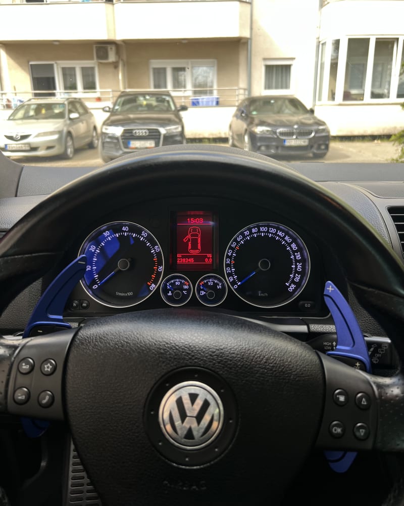 VW Golf – plavi paddles noć