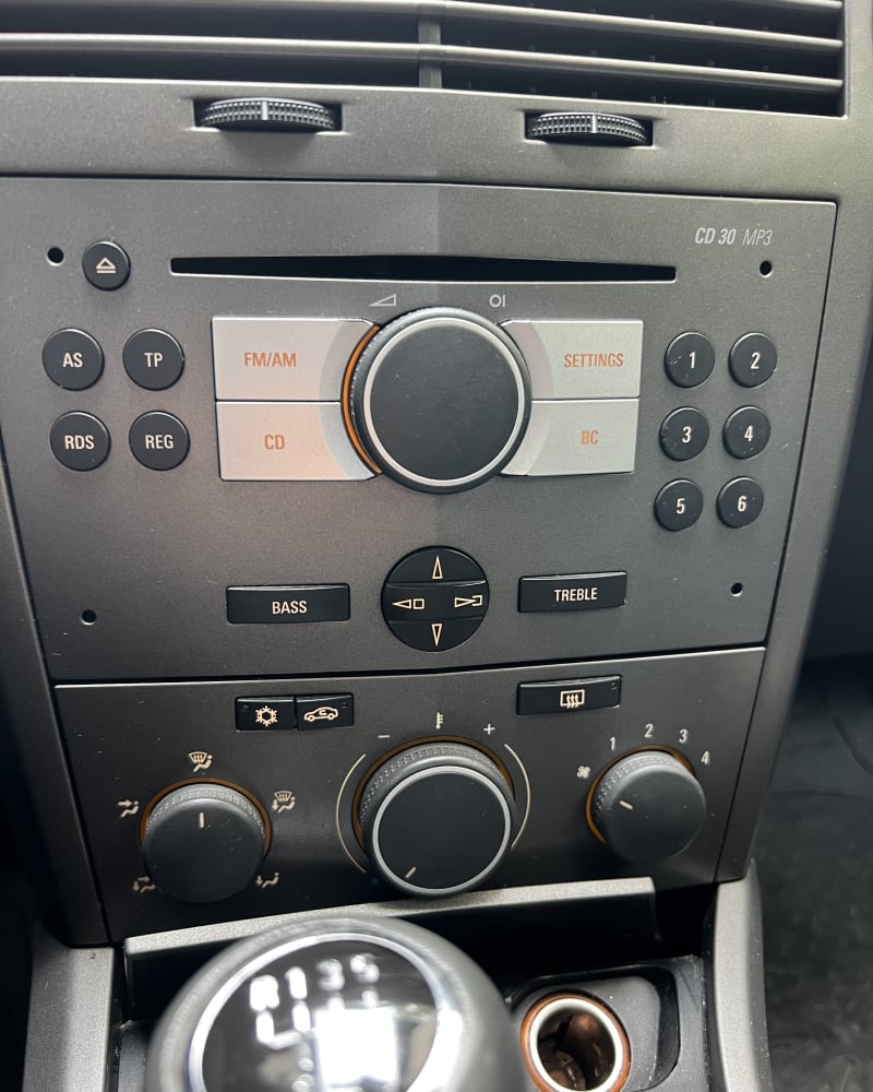 Opel Astra radio – plavi LED