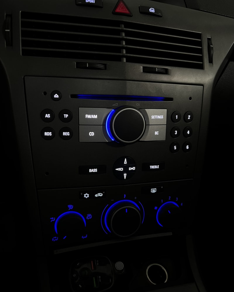 Opel Astra radio – plavi LED