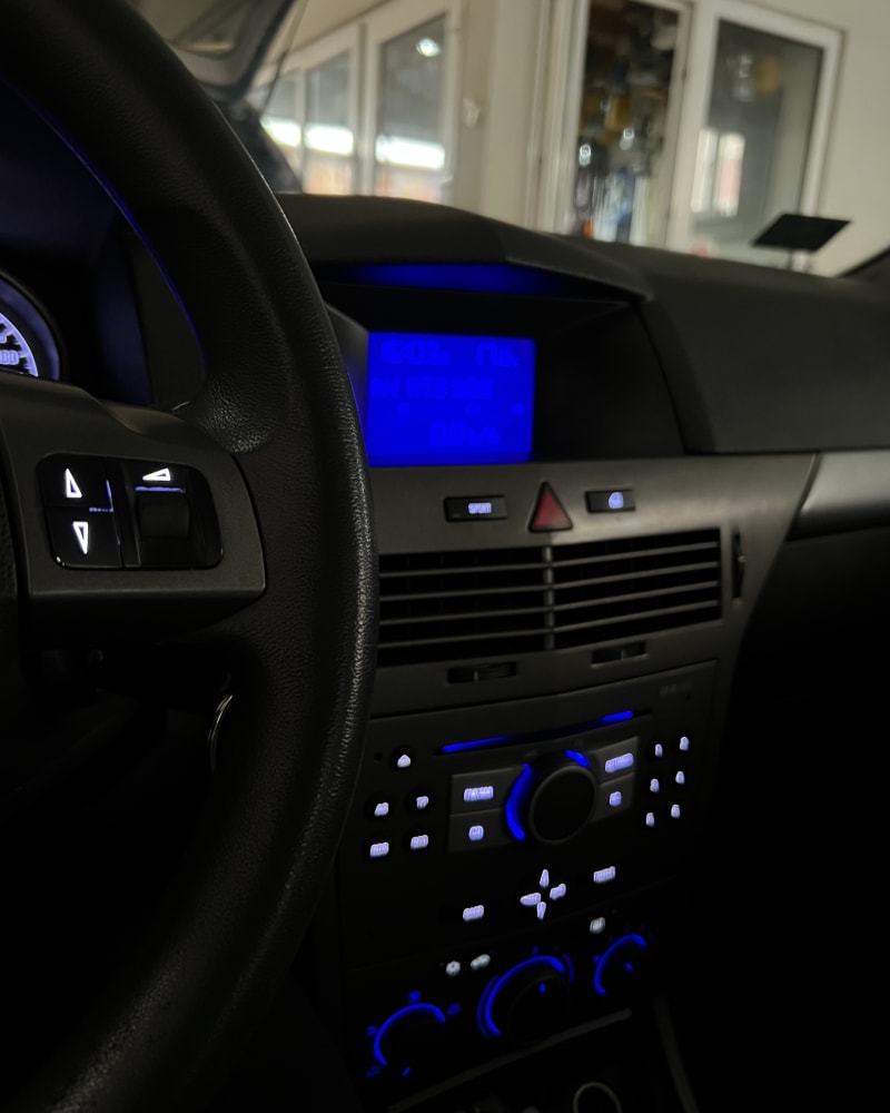 Opel Astra enterijer – plavi LED