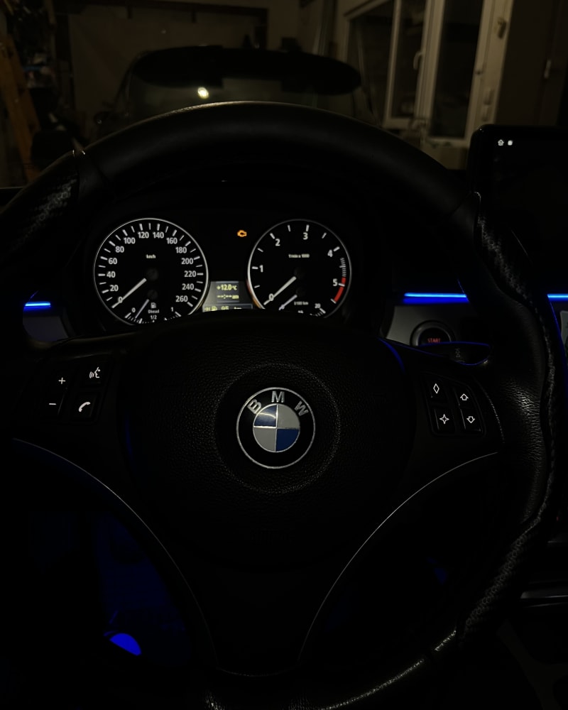 BMW E90 enterijer – plavi ambijent