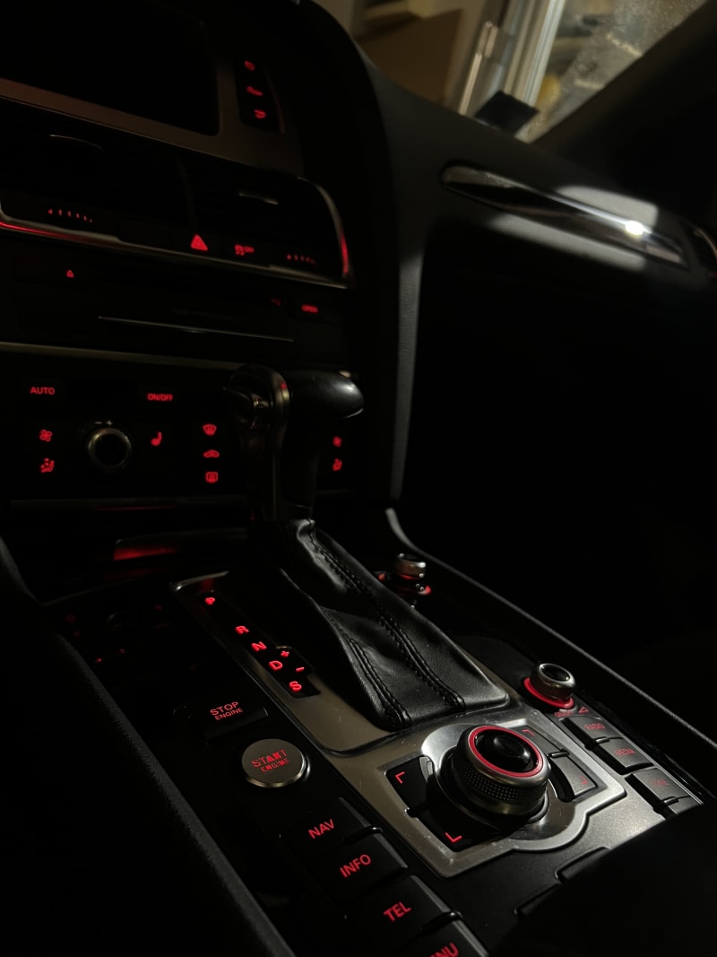 Audi A6 enterijer – crveni LED