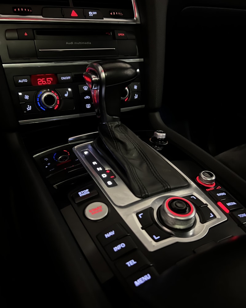 Audi Q7 enterijer – crveni LED
