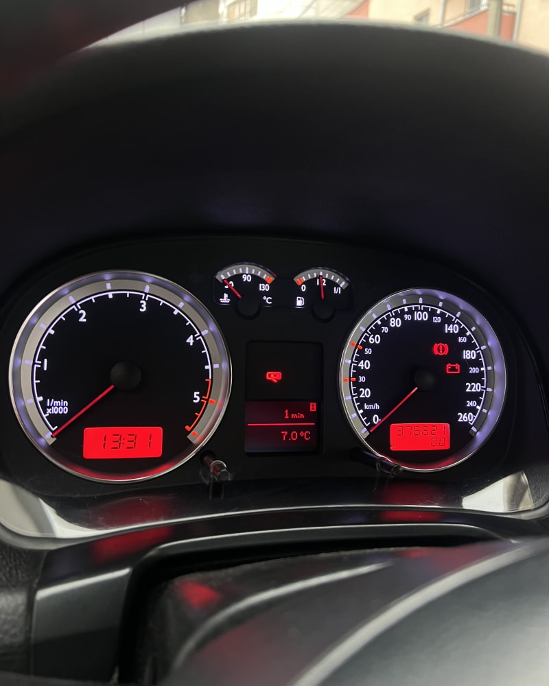 VW Caddy cluster – crveni/plavi LED