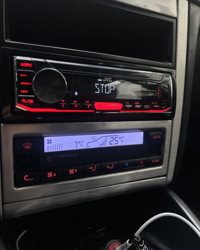 JVC radio ugradnja – noćni prikaz
