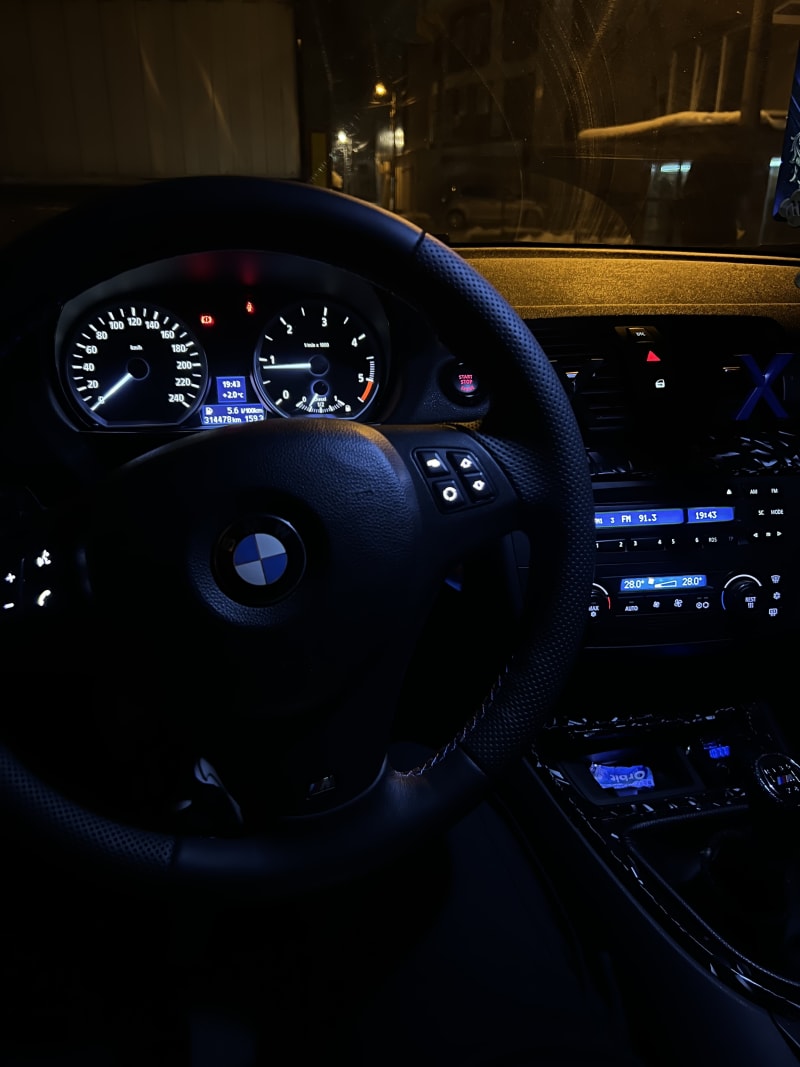 BMW E90 – plavi ambijent + iDrive
