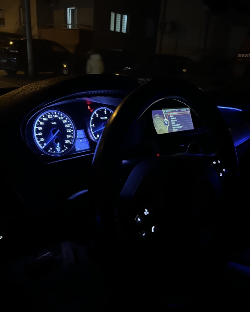 BMW F30 – plavi ambijent