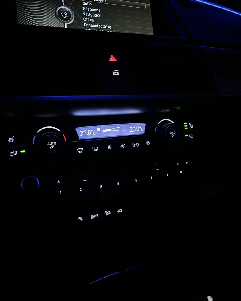 BMW F30 klima + radio – plavi LED