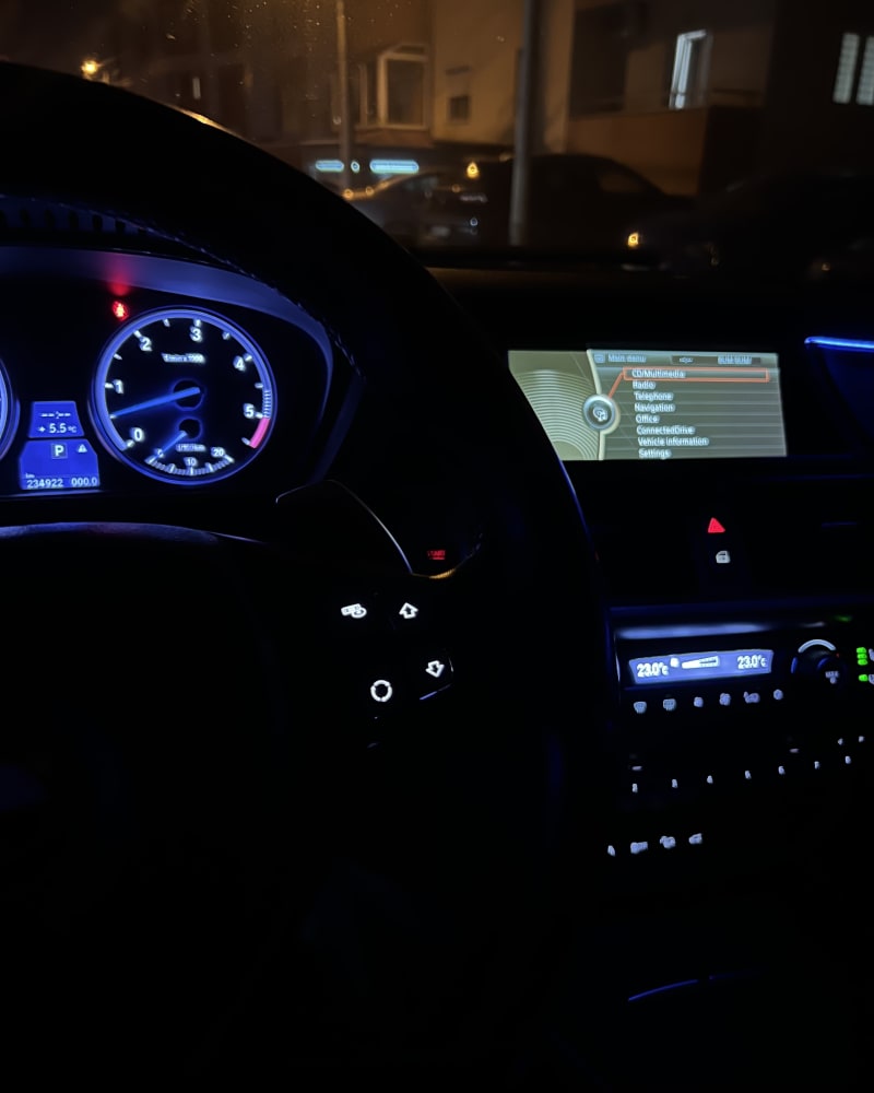 BMW F30 enterijer – noćna vožnja