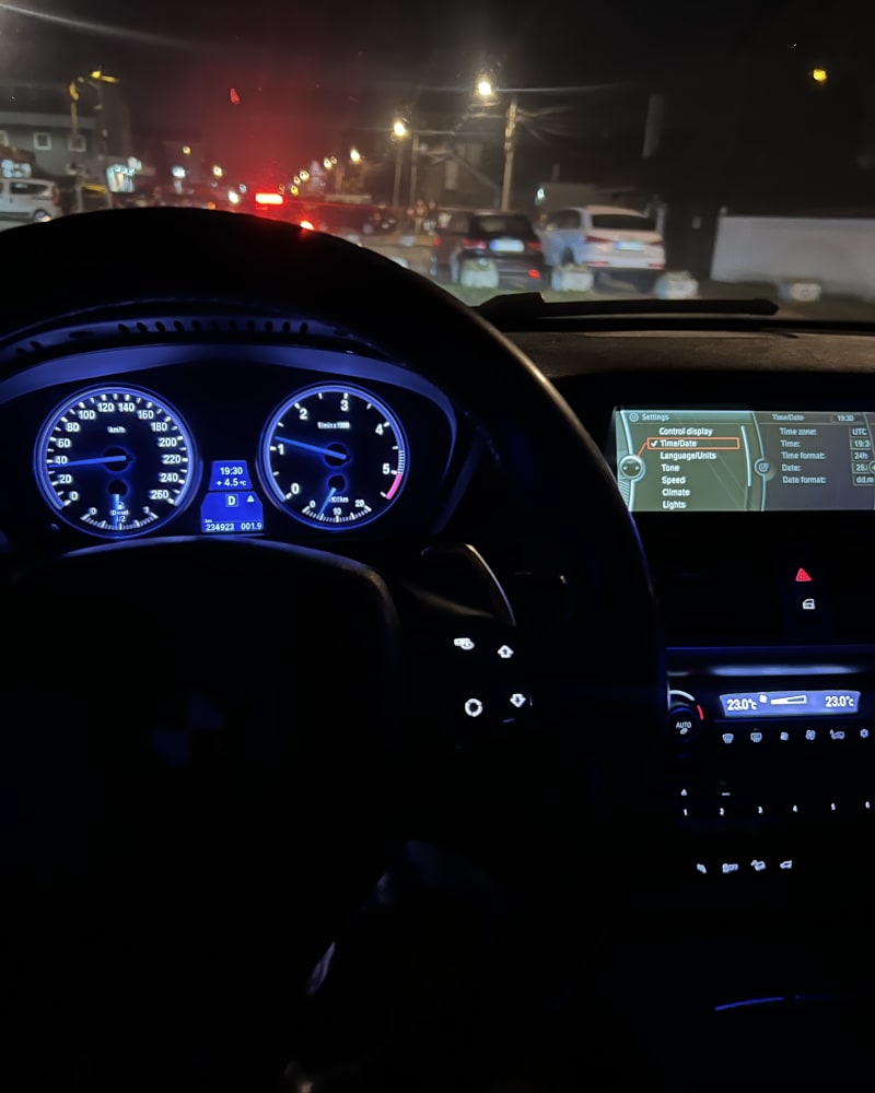 BMW F30 – volan, plavi ambijent
