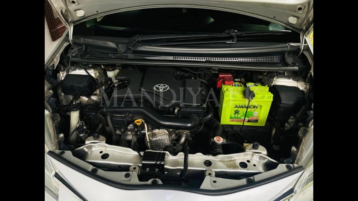 Toyota Vitz 2018 Car 7