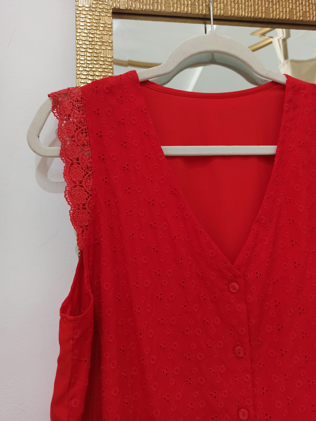 blusa roja botones miniatura 2