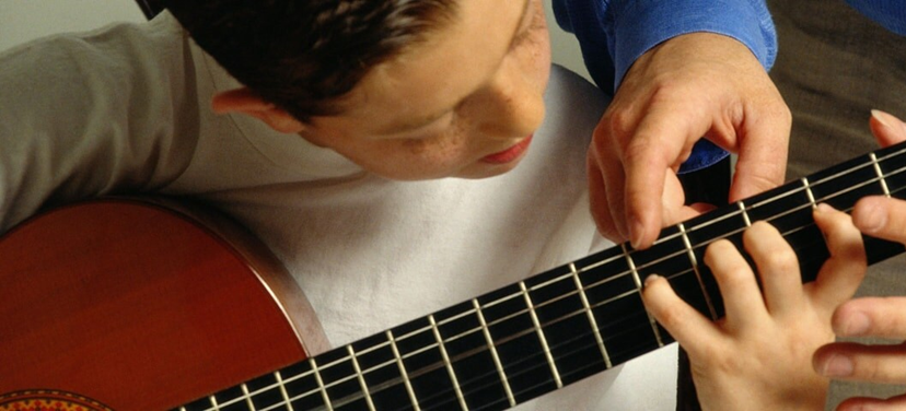 Bấm Hợp Âm Guitar Bị Rè Phải Làm Sao? 7 Cách Khắc Phục Cho Người Mới