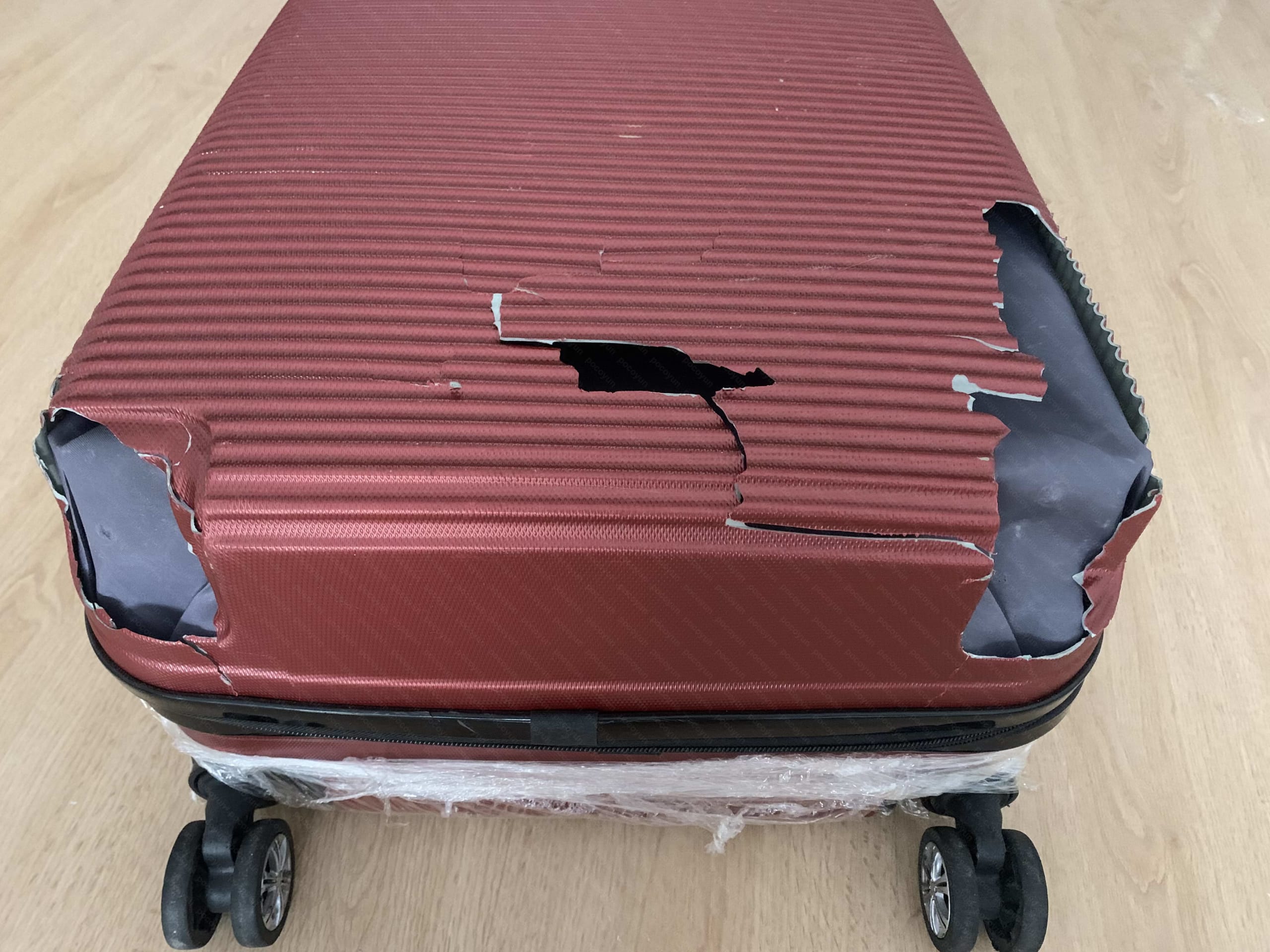 阿聯酋航空EMIRATES行李損壞 | 行李被摔壞在BCN機場的申請賠償過程 1 被摔壞的行李箱