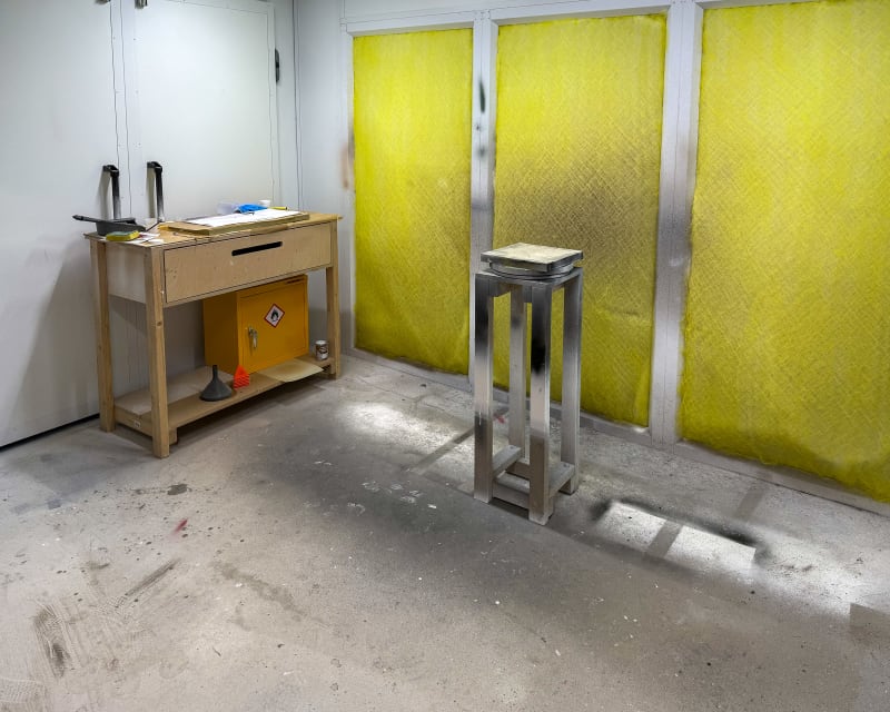 Spray booth with stainless steel turntable and filter wall