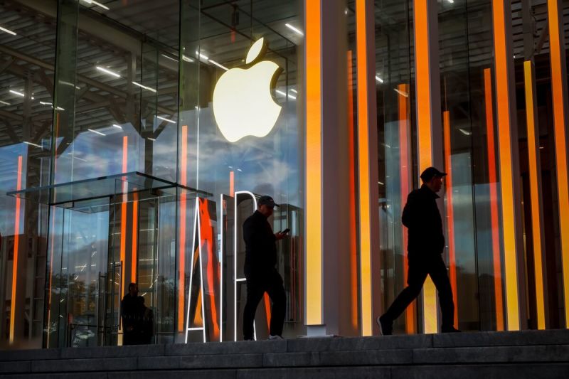 Sources: Apple cut dozens of sales roles to streamline sales to businesses, schools, and governments; Apple says the changes affect "a small number of roles" (Mark Gurman/Bloomberg)