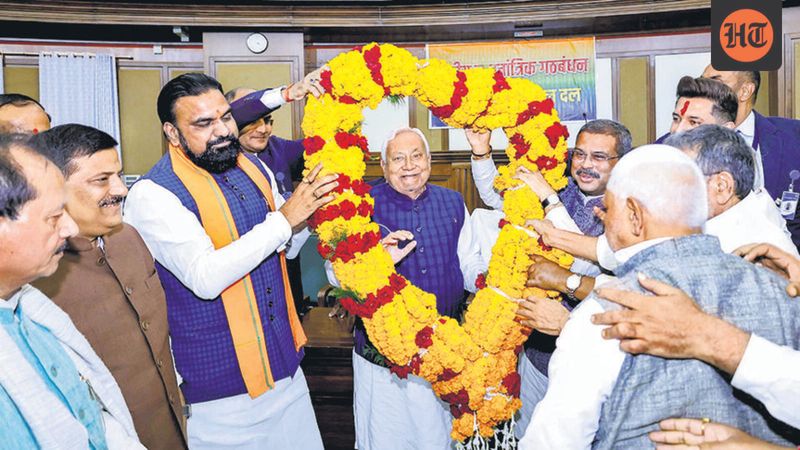 Nitish stakes claim to form Bihar govt again