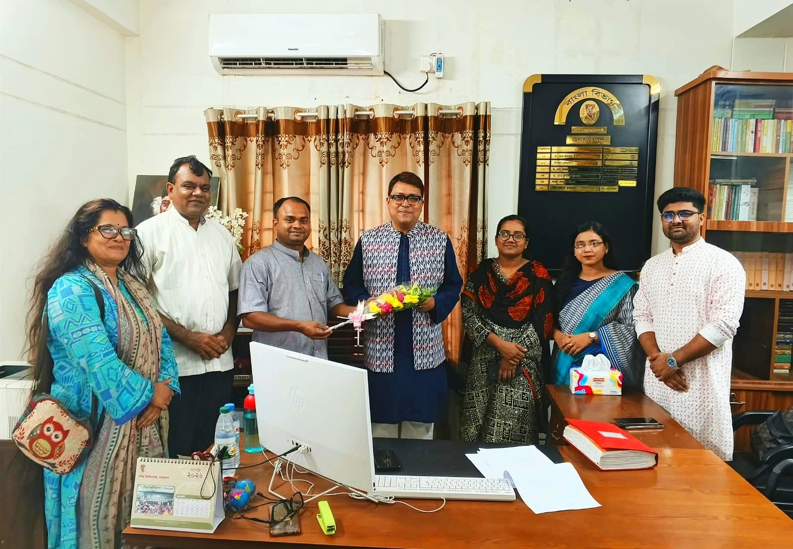 ঢাকা বিশ্ববিদ্যালয়ের বাংলা বিভাগের অধ্যাপক ও গবেষক ড. মোমেনুর রসুল রবীন্দ্র বিশ্ববিদ্যালয়, বাংলাদেশের বাংলা বিভাগে এক সৌজন্য সাক্ষাৎকারে মিলিত হন।