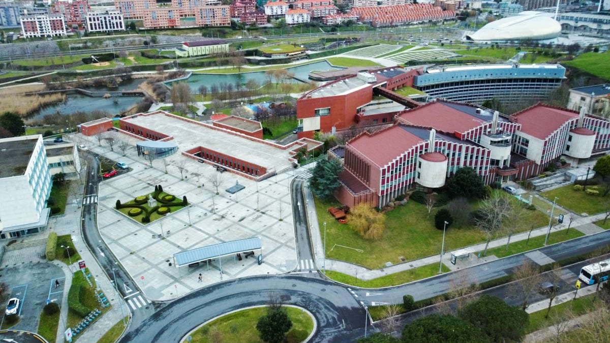 Predictive Maintenance for Campus IT Infrastructure with AI and IoT