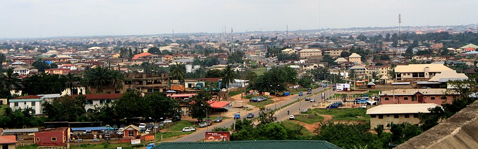 Video: Police Intervene as Crowd Detains Man Wearing Suspected Fake Military Uniform in Osogbo