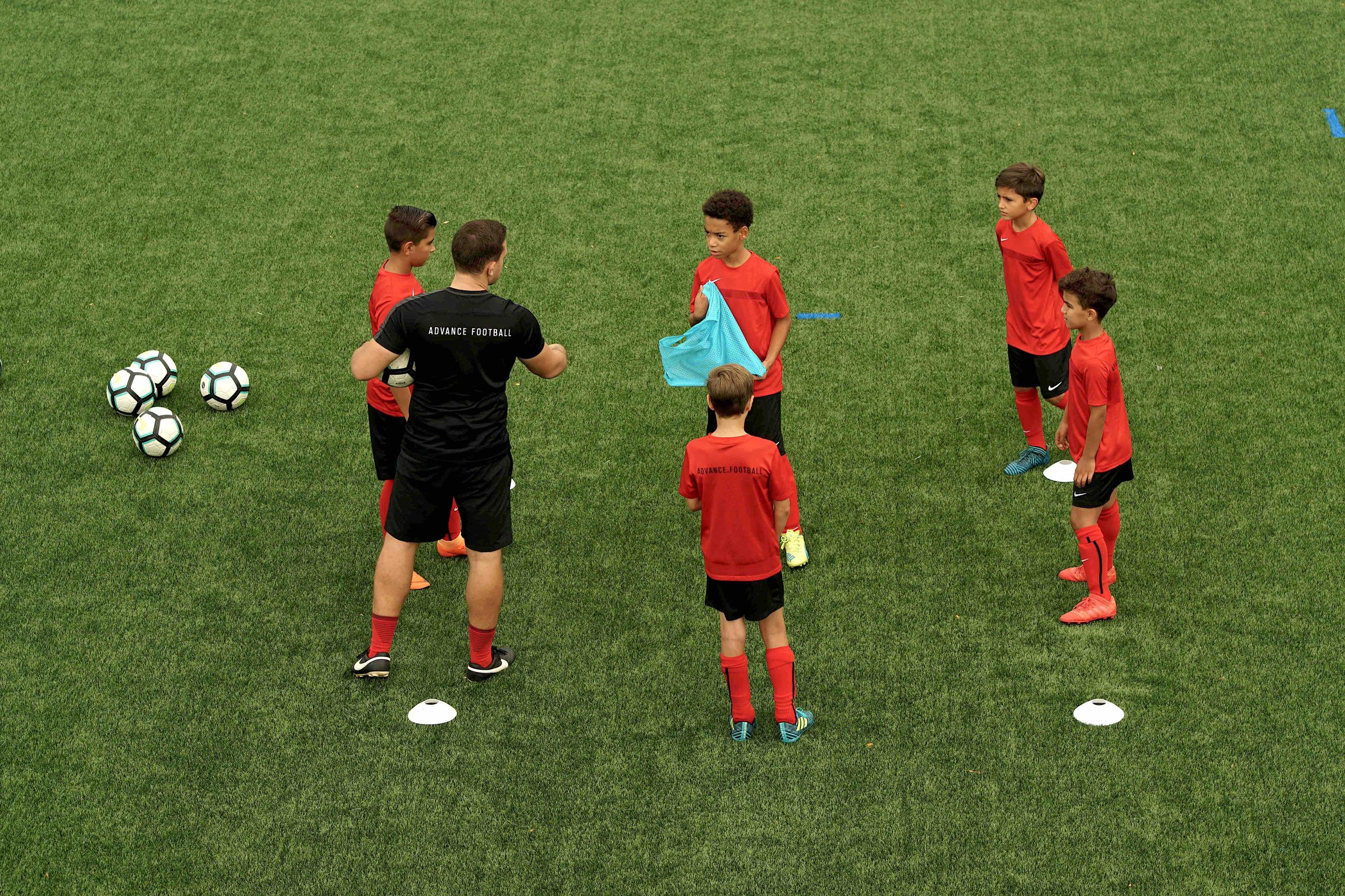 Trainer leitet eine Übung mit Kindern an
