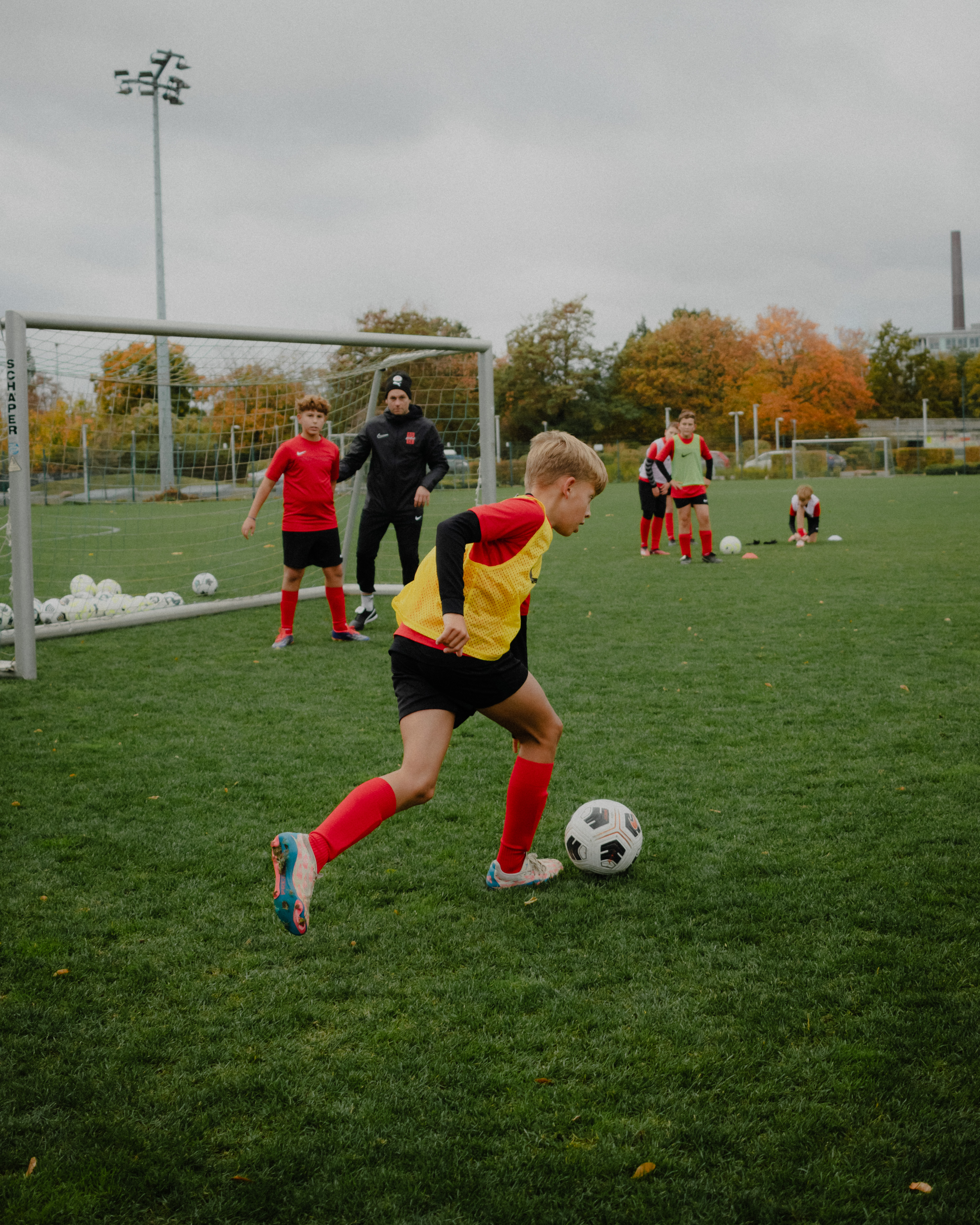 Kinder beim F-Jugend Training mit Ball