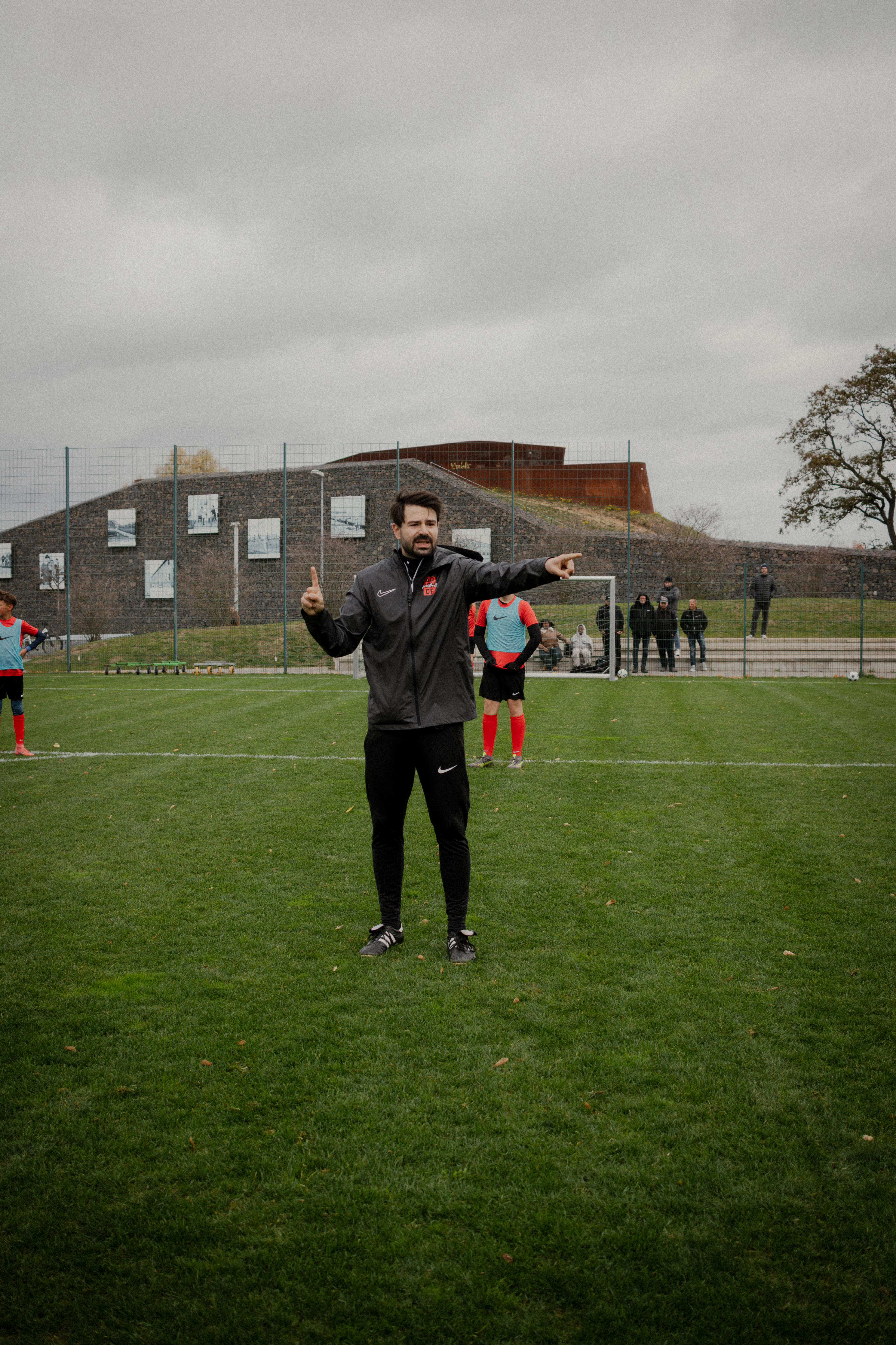 Coachender Fußballtrainer am Spielfeldrand