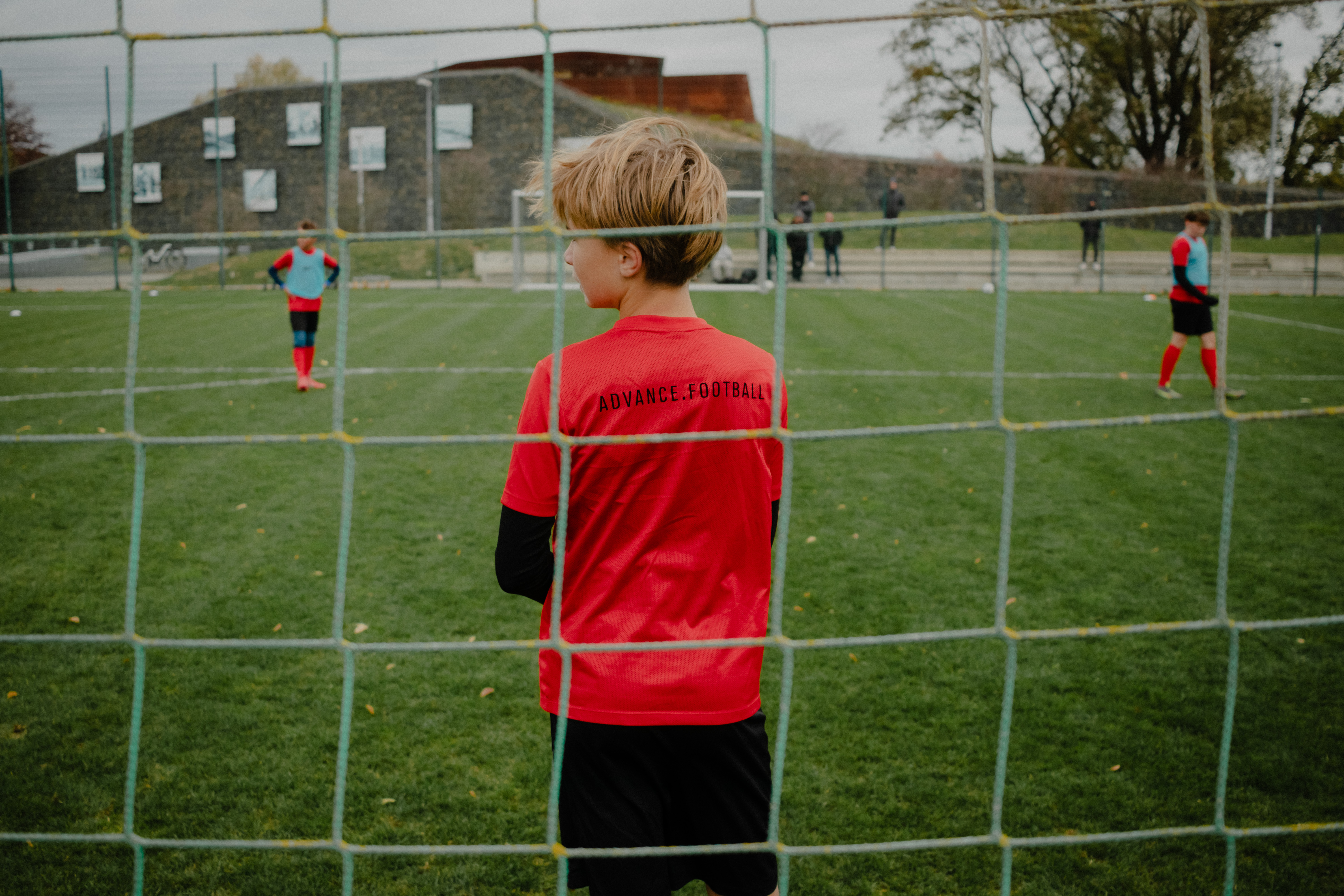 Advance.Football Team arbeitet mit Kindern auf dem Platz