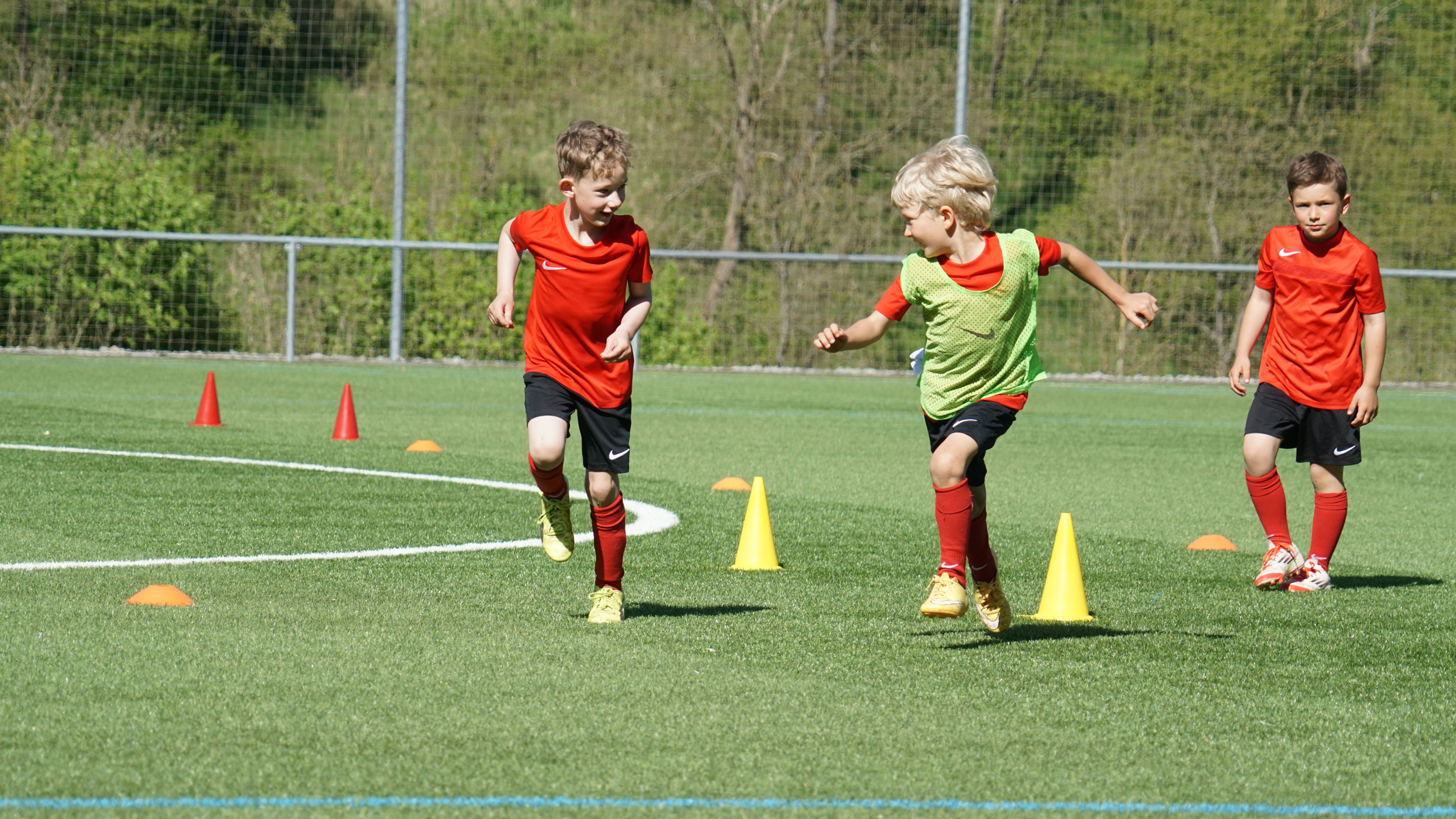 Bambini-Training mit Kindern auf dem Fußballplatz