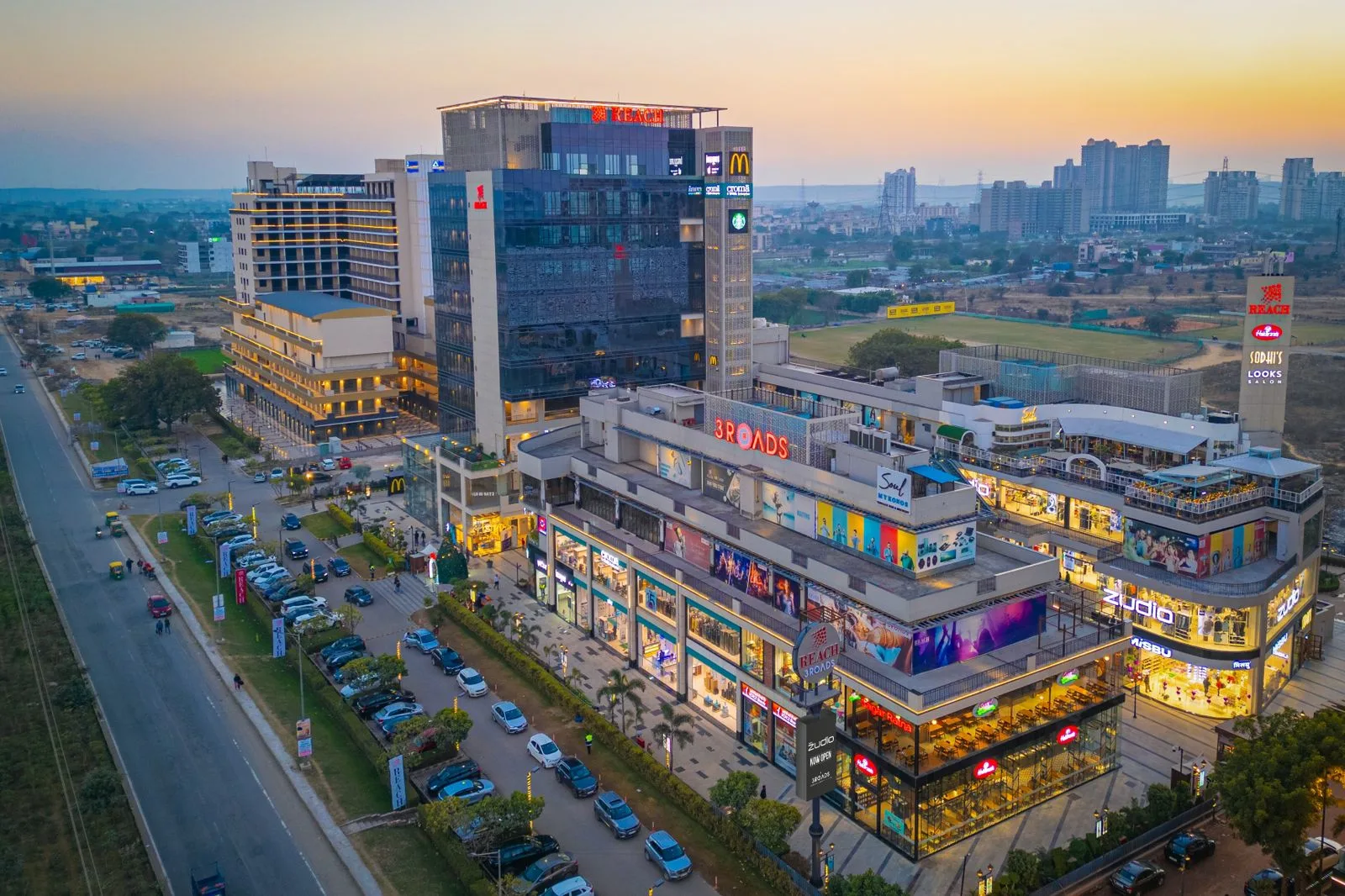 Mall Shops vs High-Street Shops in Gurgaon – Which Is Better? (2025)