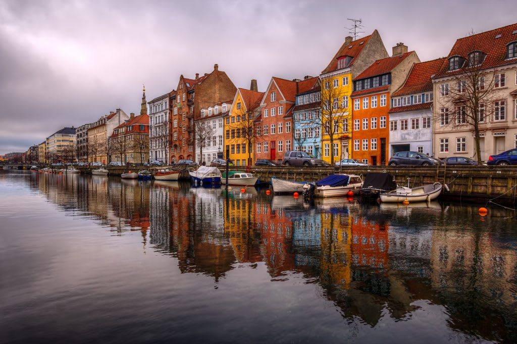 Christianshavn kanal med farverige huse