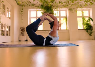 Wheel pose med kontrolleret extension