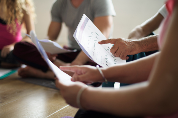 Yogalæreruddannelse i København — studerende under træning