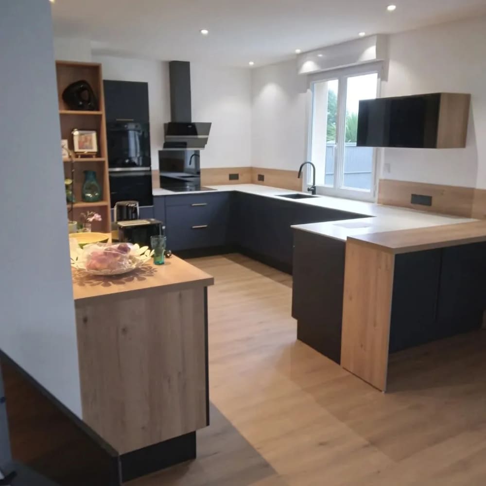 Cuisine bicolore anthracite et chêne sur mesure, menuiserie à Landivisiau, Finistère