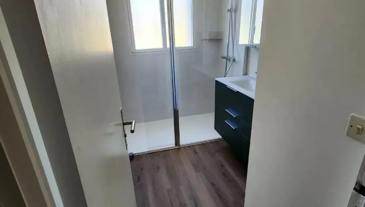 Salle de bain sur mesure avec meuble vasque vert forêt, réalisée par Agencement Lennon à Landivisiau