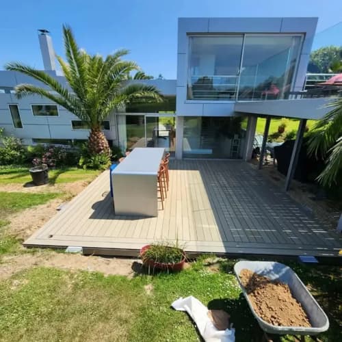 Terrasse bois composite bicolore vue aérienne, réalisée par Agencement Lennon en Finistère