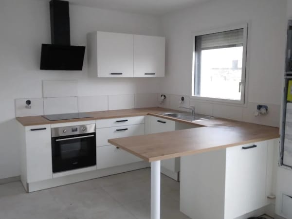 Cuisine blanche avec plan de travail bois et îlot central, menuiserie en Finistère