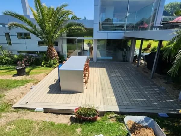 Terrasse bois composite bicolore vue aérienne, réalisée par Agencement Lennon en Finistère