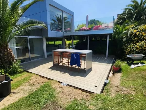 Terrasse composite bois vue depuis le jardin, réalisée par Agencement Lennon en Bretagne