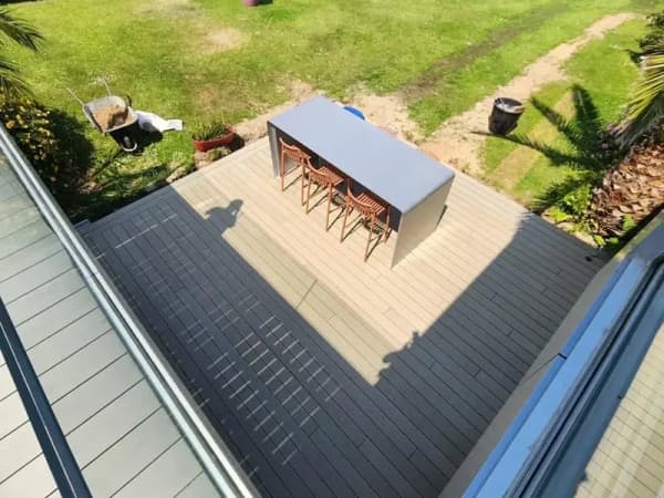 Vue plongeante d'une terrasse composite bicolore gris et beige, en Finistère