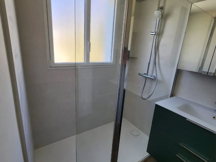 Rénovation complète de salle de bain clé en main avec douche italienne, meuble vasque et fenêtre, par Agencement Lennon à Landivisiau