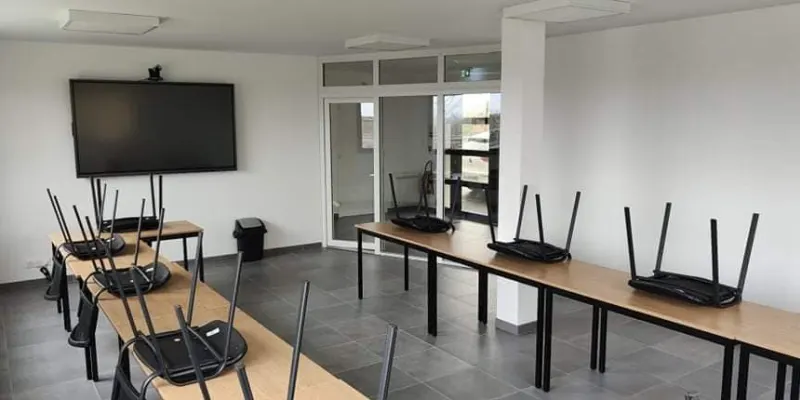 Création de cloison placo avec châssis vitré dans un espace de bureau, réalisée par Agencement Lennon en nord Finistère