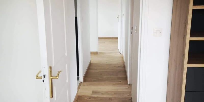 Parquet posé dans un couloir avec plinthes assorties, menuisier à Landivisiau, nord Finistère