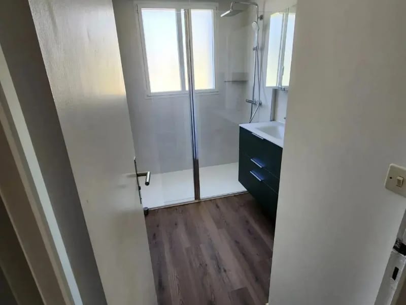 Salle de bain sur mesure avec meuble vasque vert forêt, réalisée par Agencement Lennon à Landivisiau