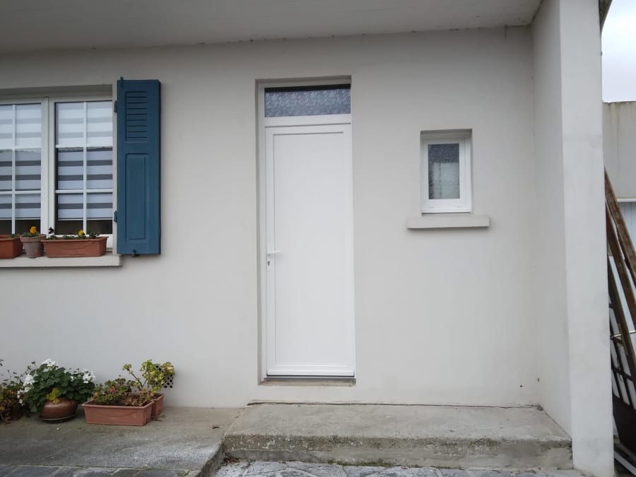 Pose de porte de service blanche et fenêtre sur maison à façade blanche, par Agencement Lennon à Landivisiau, nord Finistère.