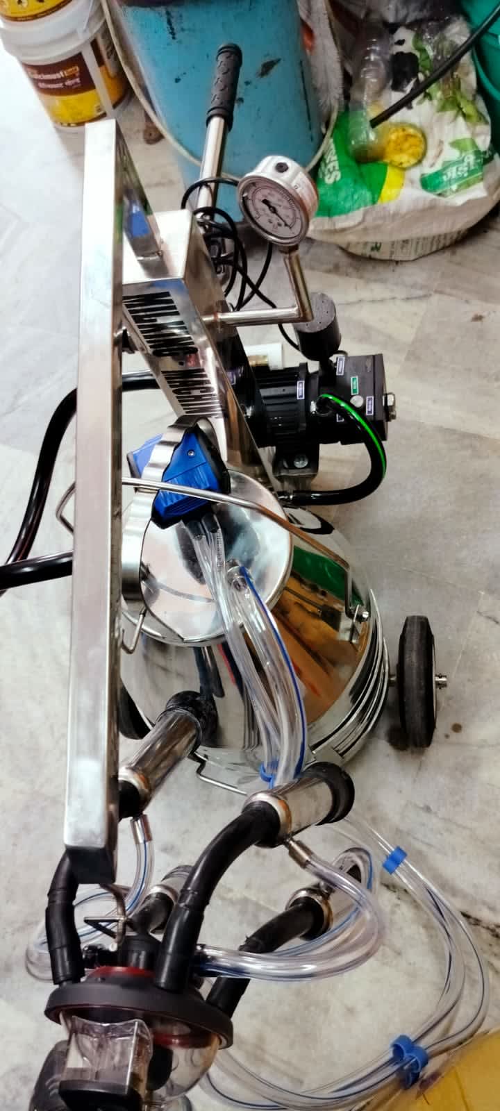 vansan-trolly-cow-and-buff-single-milking-machine