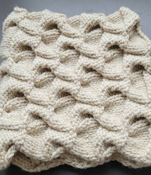 Tour de cou beige brillant - triangle Tour de cou beige brillant - triangle