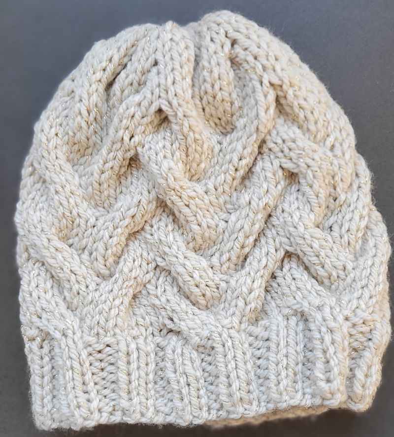 Bonnet beige brillant Main