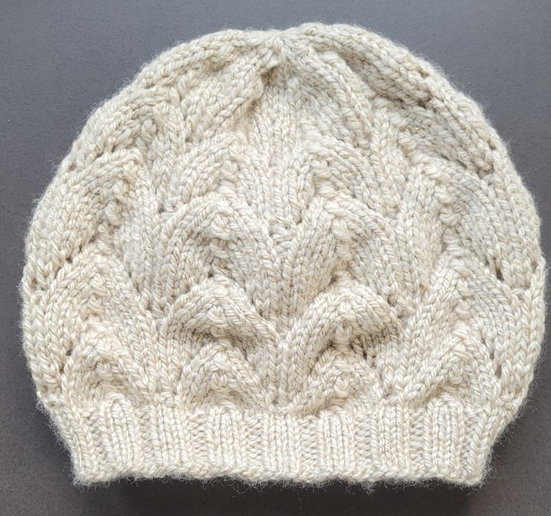 Bonnet beige brillant - feuille Main