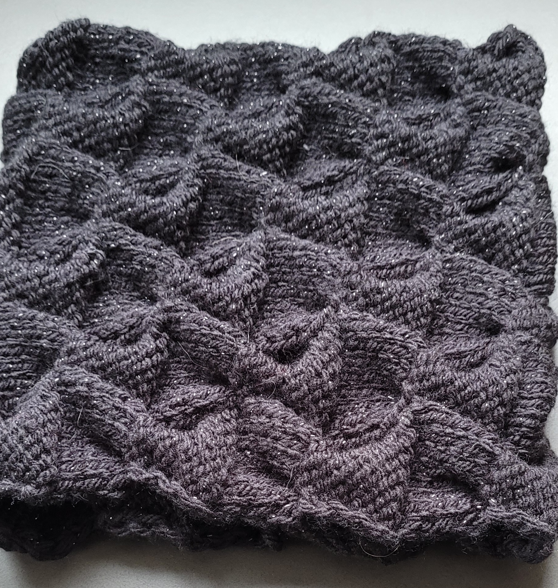 Tour de cou noir brillant - triangle